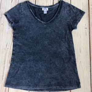 Kaisley Top | V Neck T-shirt Size Medium